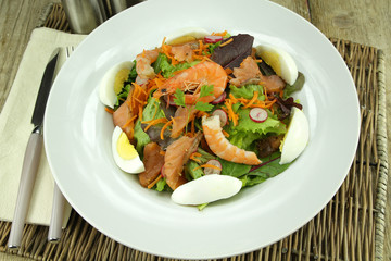 salade composée au saumon fumé et crevettes