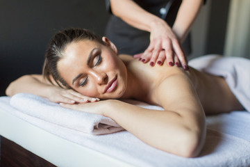 Obraz premium Young woman having a massage