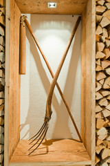 Dreschflegel und Heugabel
