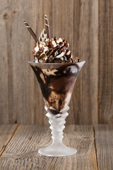 Schokoladen-Eisbecher auf Holzhintergrund