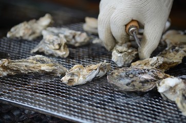 網焼きされる牡蠣