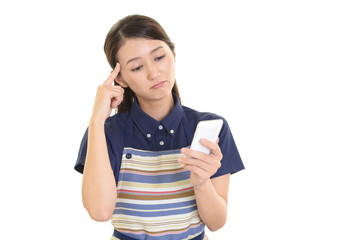 Fototapeta premium スマートフォンを持つ主婦