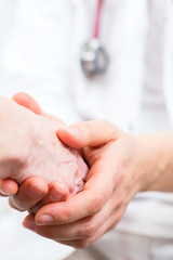 Doktor gibt Seniorin Beistand in Arztpraxis