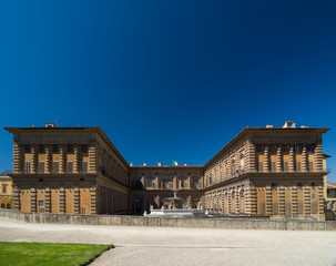 Fototapeta na wymiar Facade of Pitti Palace with fountain and Boboli Gardens