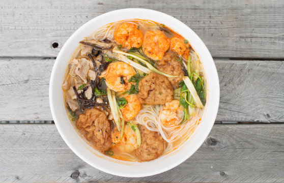Bun Tom Hai Phong, Vietnamese shrimp and fish balls soup against