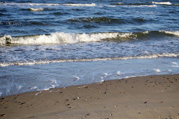 Fototapeta premium Nordsee - Wellen schlagen an den Strand