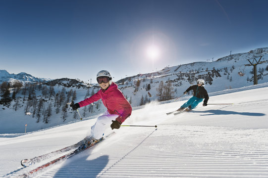 Austria, Salzburg, Young couple skiing on mountain