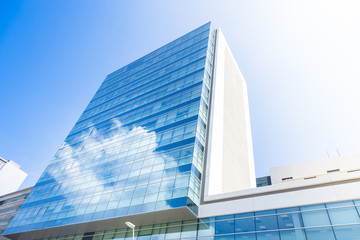 Hochhaus - modernes Gebäude - Spieglung
