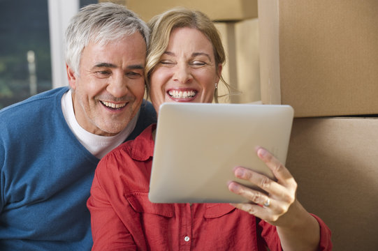 Germany, Bavaria, Grobenzell, Couple using digital tablet, smiling