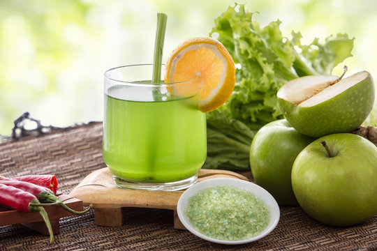 Apple and green vegetables mix juice