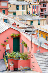 Fototapeta na wymiar Fassaden einer Kleinstadt in Norditalien