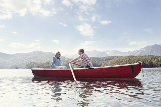 Germany, Bavaria, Couple in rowing boat, smiling
