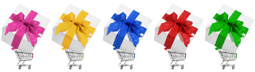 bunte geschenkboxen in einkaufskörben