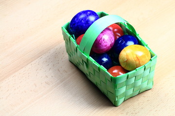 Osterkorb voller Ostereier