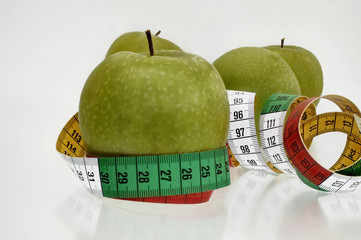 einige gruene Aepfel und ein  Massband