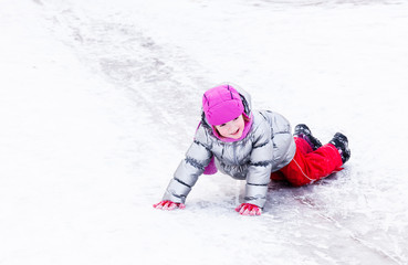 Fototapeta na wymiar Girl riding the hills in winter
