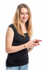 Mädchen schreibt eine Sms