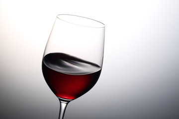 揺れる赤ワイン