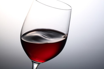 揺れる赤ワイン