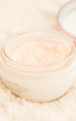 Obraz na płótnie Canvas Cosmetic cream in jar close up