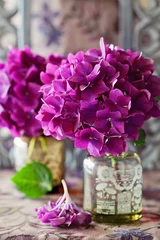 Crédence de cuisine en verre imprimé Hortensia fleurs d& 39 hortensia dans un vase sur une table.