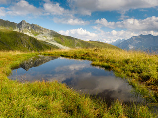 Fototapeta na wymiar Bergsee im alpinen Wandergebiet