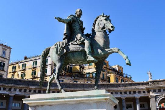 Statua Ferdinando I in Piazza del Plebiscito, Napoli
