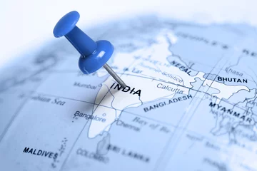 Poster Im Rahmen Standort Indien. Blauer Stift auf der Karte. © Zerophoto