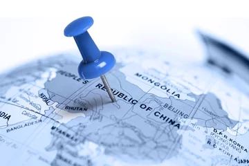 Poster Im Rahmen Standort China. Blauer Stift auf der Karte. © Zerophoto