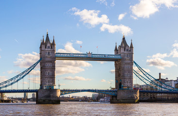 Fototapeta na wymiar London Tower Bridge mit blauem Himmel