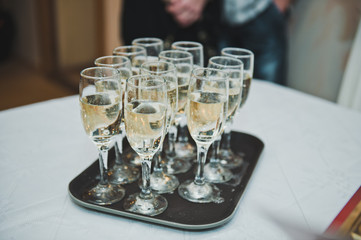Tray with glasses for champagne 2095.