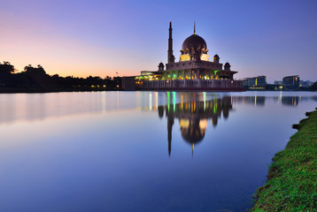 Fototapeta na wymiar Silhouette of Putrajaya Mosque during sunrise