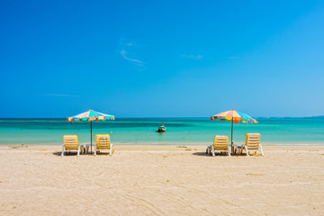Obraz na płótnie Canvas Beach umbrellas and sunbathe seats on Phuket sand beach in South