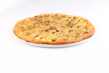 Итальянская пицца с грибами на белом фоне