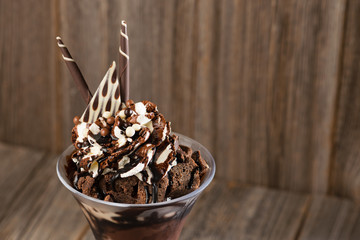 Schokoladen-Eisbecher auf Holzhintergrund