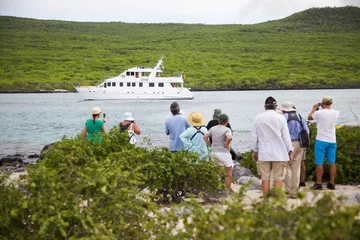 Tuinposter Yacht in Galapagos and tourists © ecuadorquerido