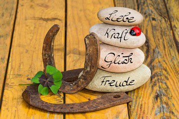 Steinturm, Glücksbringer auf Holz, Liebe, Kraft, Glück, Freude