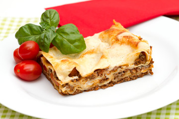 Lasagne mit Tomaten und Basilikum