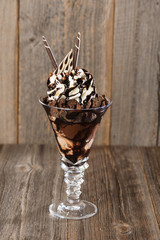 Schokoladen-Eisbecher auf Holzhintergrund