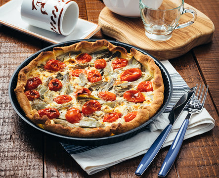 Quiche with soft cheese, artichokes and cherry tomatoes