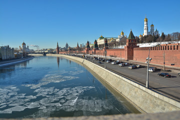 Fototapeta na wymiar Kremlin embankment, wall and churches of the Kremlin.
