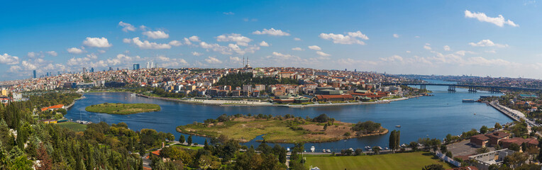 Fototapeta na wymiar View of Istanbul and the Golden Horn