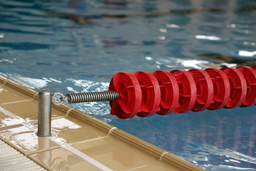 Im Hallenbad: Leinenhalter mit roter Wettkampf Schwimmleine