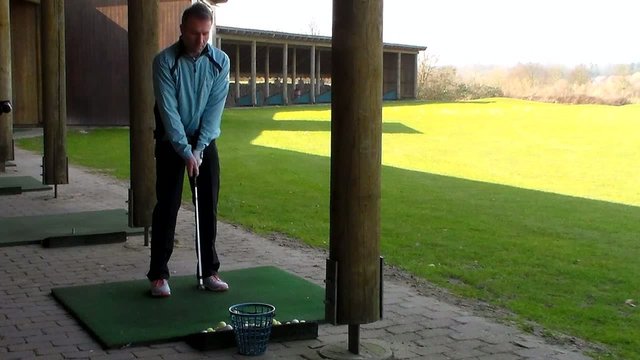 M&auml;nnlicher Golfer trainiert auf der Driving Range