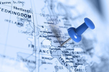 Naklejka premium Location Austria. Blue pin on the map.