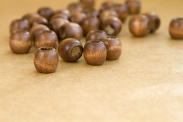 деревянные бусины на фоне