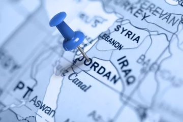 Foto auf Acrylglas Mittlerer Osten Standort Jordanien. Blauer Stift auf der Karte.