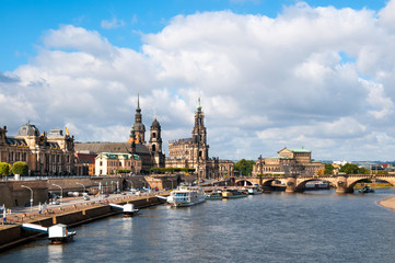 Fototapeta na wymiar Dresden from across Elbe river