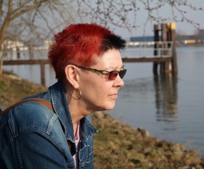 Frau genießt die Sonne am Kanal