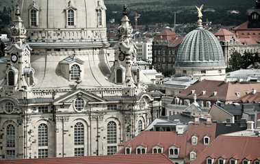 Obraz premium Closeuop on Frauenkirche and roofs of Dresden